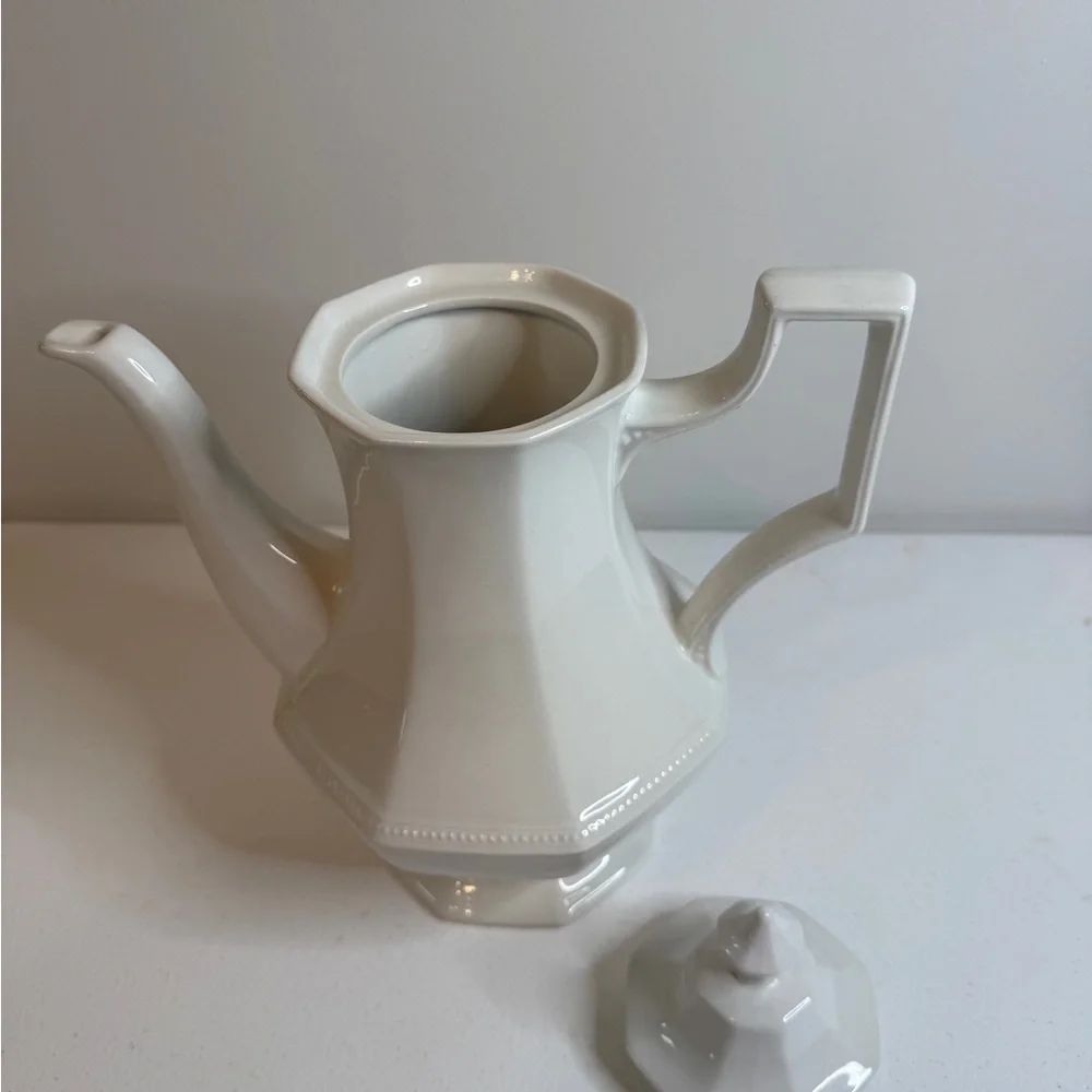 Johnson Brothers Cream Ceramic‎ Teapot